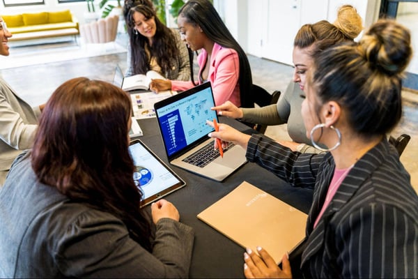 Group-of-people-looking-at-a-computer-screen