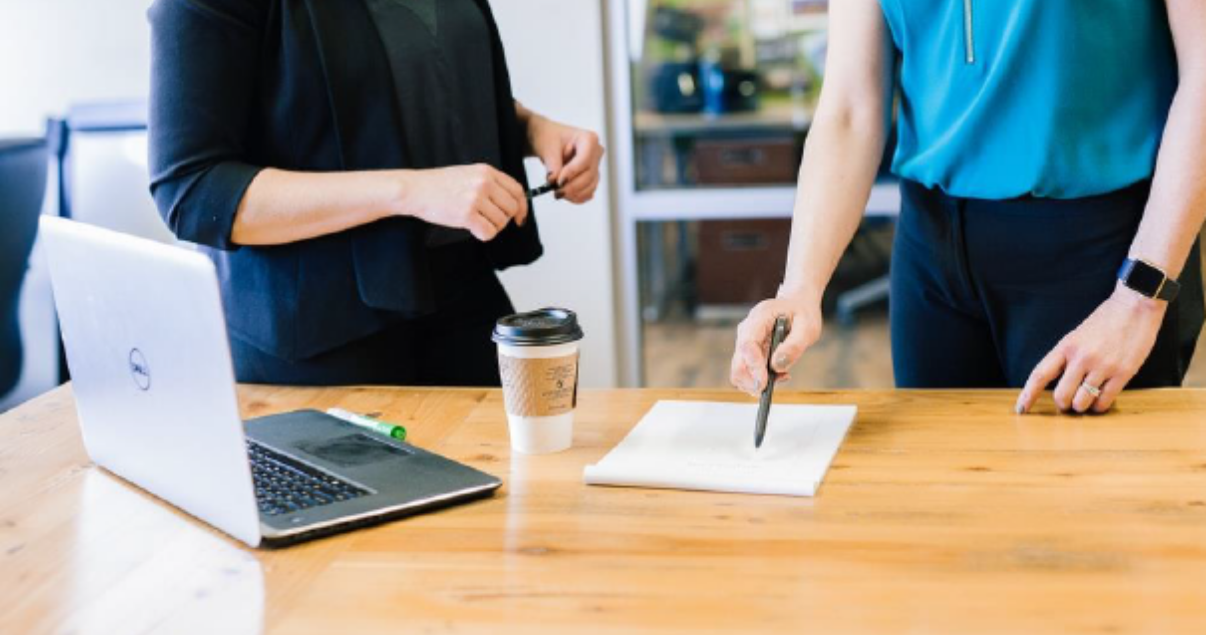 Ejecutivos analizando en un gráfico de una computadora los beneficios de la transformación digital empresarial (14)